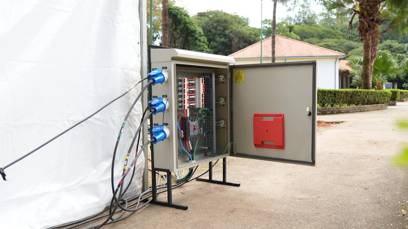 Quadro de distribuição ao lado da tenda do evento