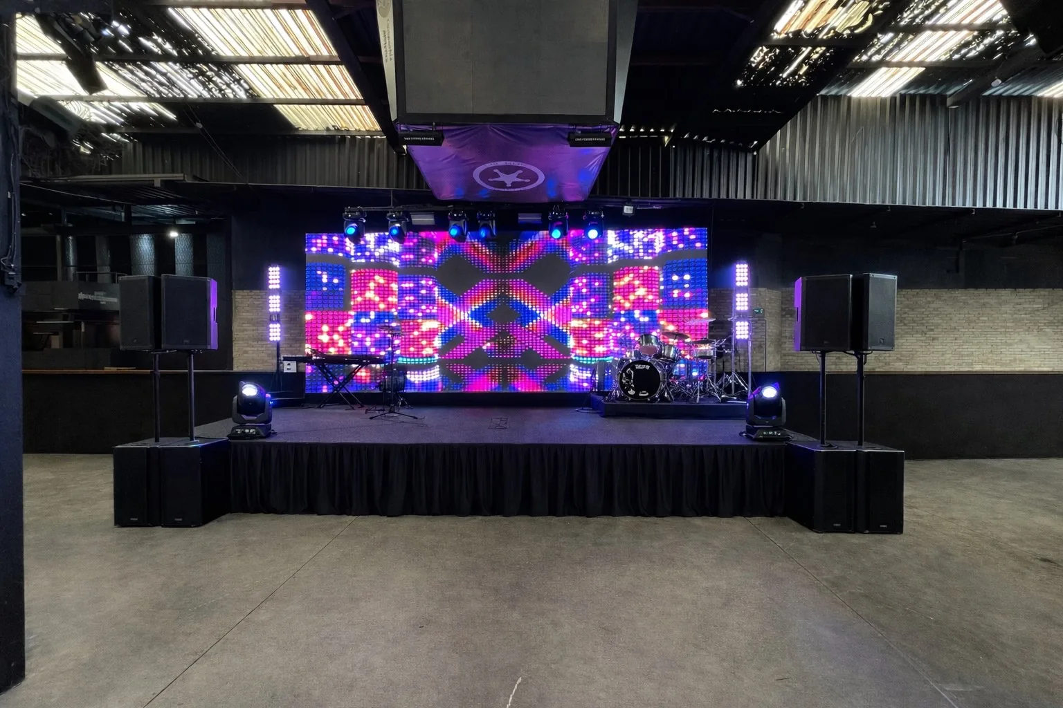 Painel de LED em galpão industrial