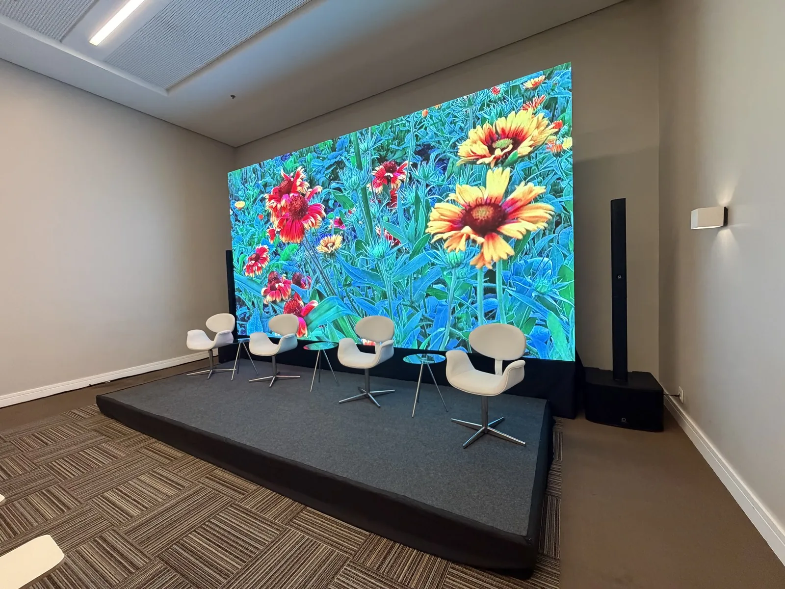 Painel de LED em evento corporativo montado pela AS Eventos
