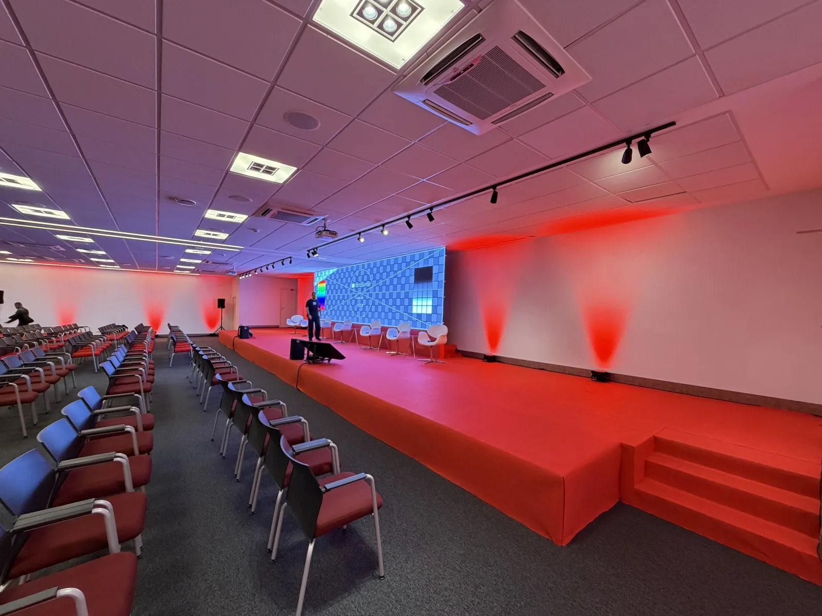 Palco com tapete vermelho em auditório