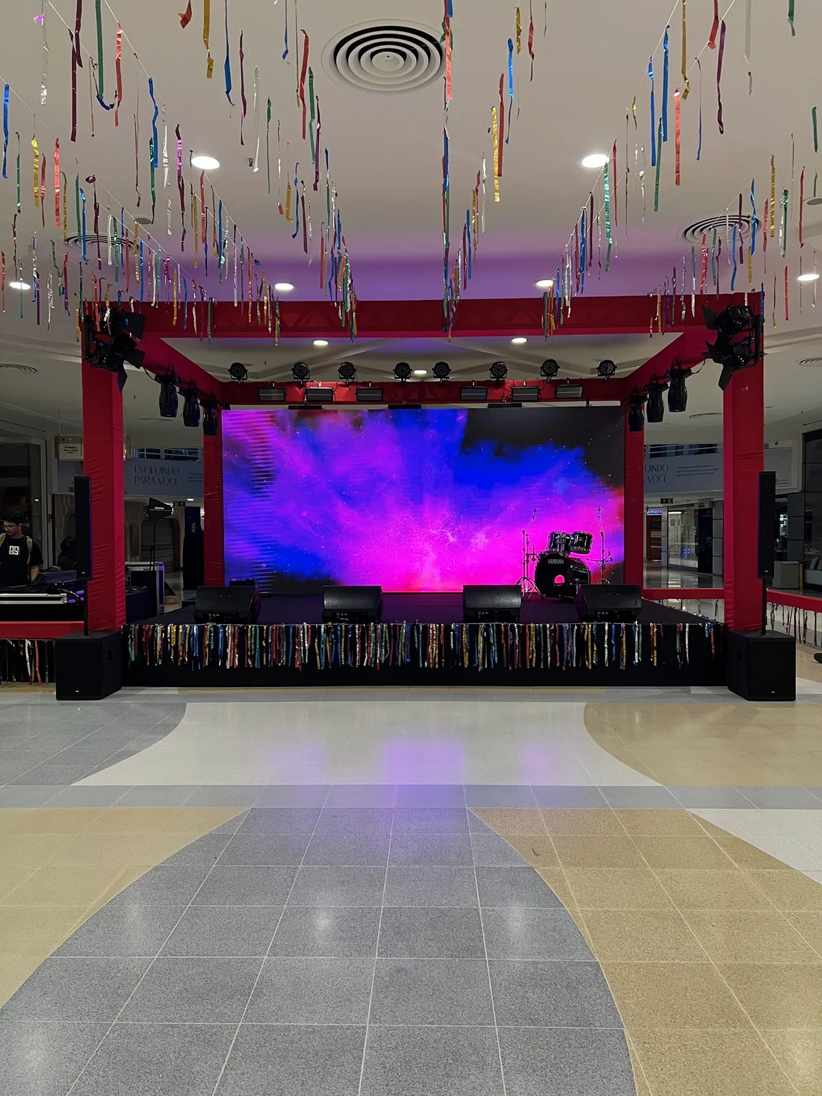 Palco com estrutura de truss em shopping