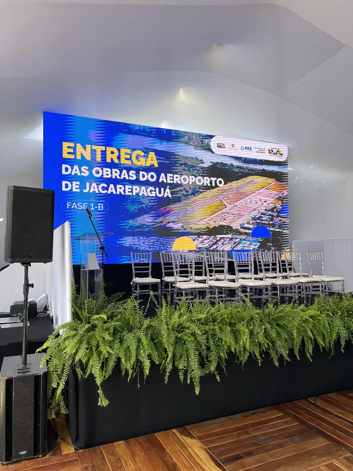 Palco de cerimônia oficial com painel de LED