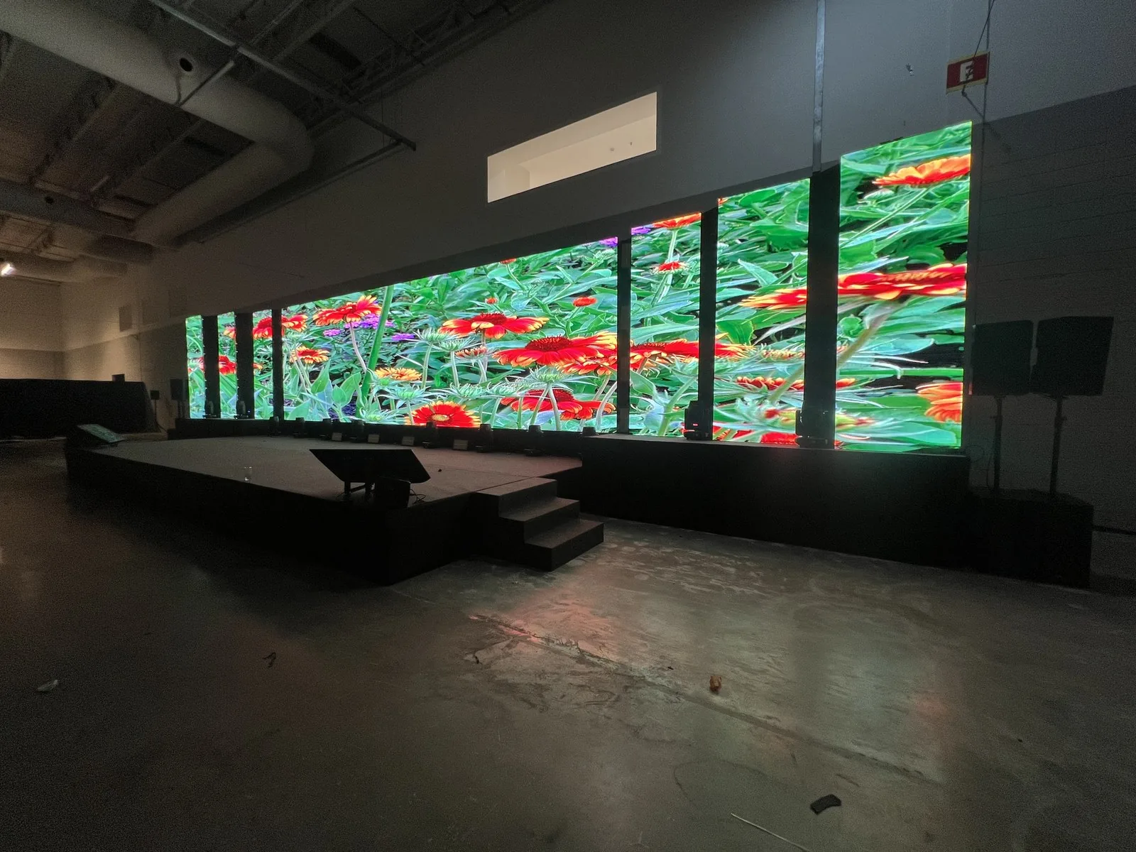 Painel de LED em tenda ao ar livre